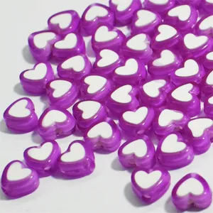 Primer plano de cuentas de acrílico en forma de corazón morado y blanco de 8 mm