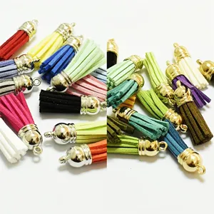Detailansicht bunter 3x1cm Wildleder-Quasten mit gold- und silberfarbenen Metallkappen.