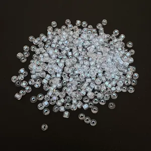 Macrodetail van 3 mm heldere acryl rocailles met een lichtgevende geverfde kern