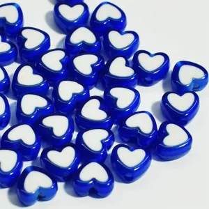 Macro detallada de cuentas de corazón azul y blanco de 8 mm con diseño de perla en perla