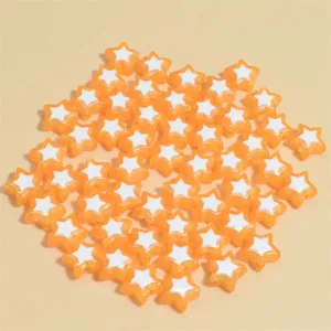Macro detalle de cuentas de acrílico de estrella naranja de 8mm para hacer joyería DIY