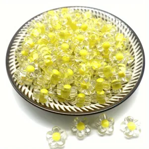 Primer plano detallado de cuentas de acrílico con forma de flor amarilla de 12 mm DIY.