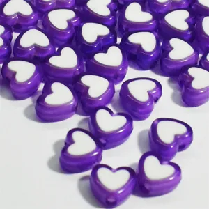 Primer plano de cuentas de acrílico en forma de corazón morado y blanco de 8 mm para DIY.