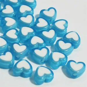Detalle macro de cuentas acrílicas de corazón en corazón de 8 mm para joyería DIY