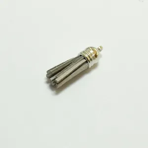Detaillierte Nahaufnahme einer grauen 3x1 cm Wildlederquaste mit silberner Metallkappe