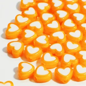 Vista detallada de cuentas de corazón acrílicas naranjas de 8mm para joyería artesanal