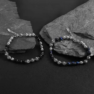 Detailansicht von Naturstein-Perlenarmbändern mit Totenkopf-Anhängern und Stahlketten.