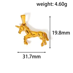 Makro-Detailansicht des goldenen Einhorn-Anhängers mit exakten Maßen und Gewichtsangaben