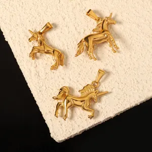 Nahaufnahme von drei detaillierten 18k vergoldeten Edelstahl-Einhorn-Anhängern