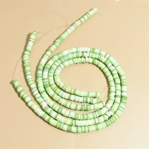 Vista de detalle de cuentas heishi de arcilla polimérica verde y blanca de 6mm para DIY