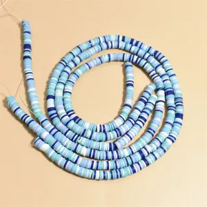 Primer plano de cuentas heishi de arcilla polimérica de 6 mm en azul y blanco mix