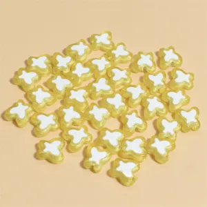 Vista macro de cuentas de mariposa amarillas y blancas de 10mm para accesorios DIY