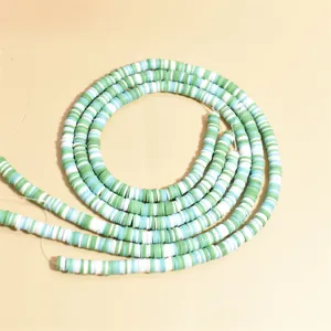 Primer plano de cuentas heishi de arcilla polimérica de 6 mm verdes y azules para DIY.