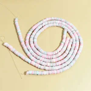 Primer plano de cuentas Heishi de 6mm en arcilla de colores para bisutería artesanal