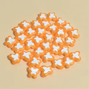 Primer plano de cuentas de mariposa de acrílico naranja y blanco de 10 mm para joyas