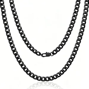 Vue détaillée du collier à mailles cubaines en acier inoxydable plaqué noir mat