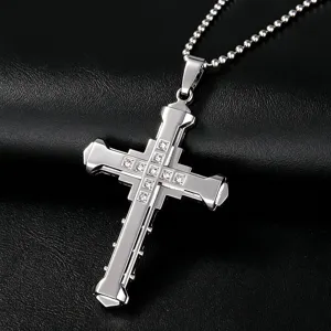 Primo piano del ciondolo a croce d'argento a doppio strato con diamanti su catena a sfere.