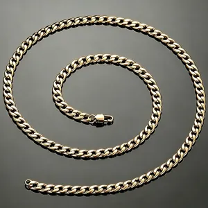 Vue détaillée d'un collier à mailles cubaines en acier inoxydable doré haute brillance