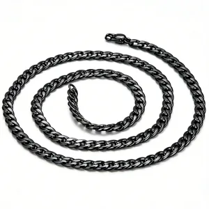 Détail d'une chaîne gourmette en acier inoxydable noir pour homme style hip-hop trendy