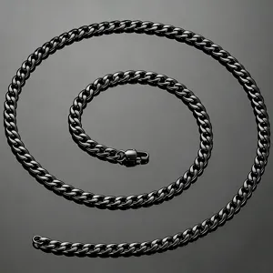 Vue détaillée d'une chaîne à mailles cubaines en acier inoxydable noir en spirale