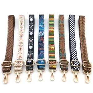 Colección de correas ajustables estampadas para bolsos con herrajes dorados