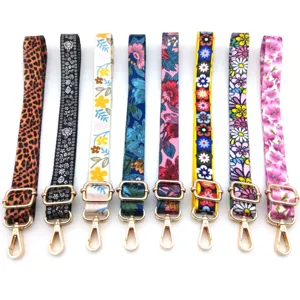 Vista de cerca de varias correas de bolso estampadas con diversos motivos florales y de leopardo