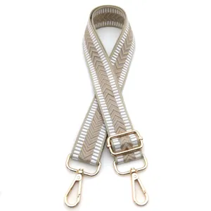 Detail des verstellbaren Schultergurts mit Jacquard-Pfeilmuster und Gold-Hardware