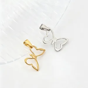 Detailansicht goldener und silberner Schmetterlingsanhänger im minimalistischen Herz-Design.