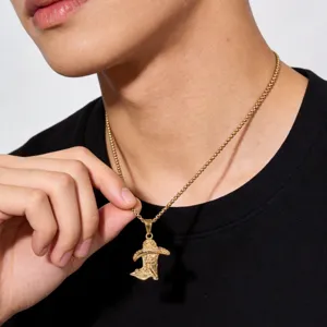 Élégant collier avec pendentif botte de cowboy en acier inoxydable plaqué or 18 carats