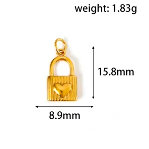Dettaglio del ciondolo a lucchetto a cuore in oro con dimensioni e peso di 1,83 g.
