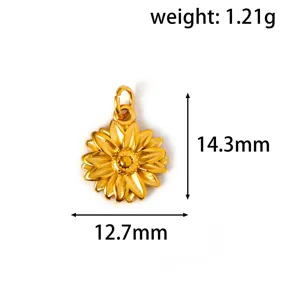 Dettaglio macro di un ciondolo girasole placcato oro 18k con dimensioni e peso esatti.