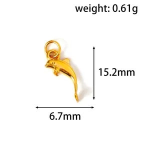 Vista dettagliata di un ciondolo a delfino placcato oro 18K con dimensioni e peso