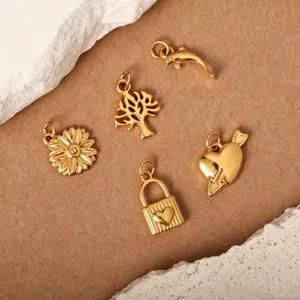 Vista dettagliata di ciondoli in acciaio inossidabile placcati oro 18K con cuori e fiori