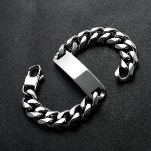 Dettaglio di un bracciale a catena cubana in acciaio inossidabile con piastra curva.