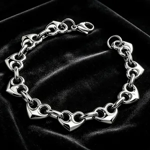 Vista macro del design a maglie a cuore cavo su un bracciale in acciaio inossidabile