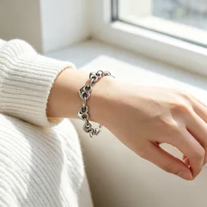 Primo piano di un bracciale a maglie a cuore traforato in acciaio inossidabile