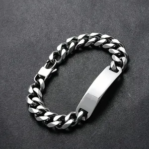 Dettaglio del bracciale a catena cubana da uomo in acciaio inossidabile