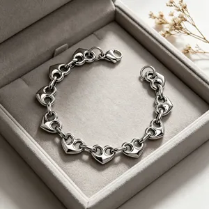 Dettaglio macro di un bracciale a catena con cuori in acciaio inossidabile argento