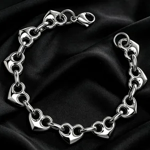 Dettaglio di un bracciale in acciaio inossidabile lucido con maglie a forma di cuore.