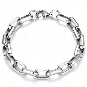 Detailaufnahme eines Gliederkettenarmbands aus Titanstahl im Industriestil in Silber
