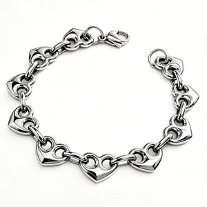 Dettaglio delle maglie a cuore cavo su questo bracciale in acciaio inossidabile lucido
