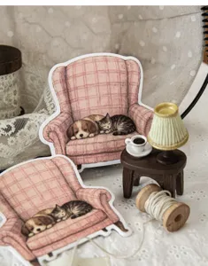 Detail van vintage sprookjesachtige plaknotities met slapende kat en hond op roze bank