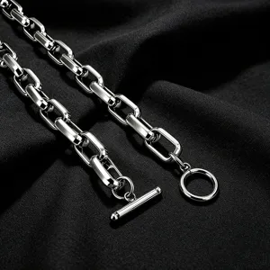 Λεπτομερής προβολή βιομηχανικής ασημένιας αλυσίδας τιτανίου με κούμπωμα OT toggle