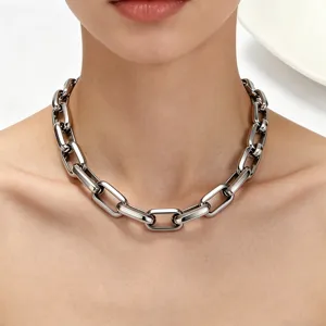 Detailansicht einer silbernen klobigen Titanstahl-Halskette im modischen Industrial-Stil.