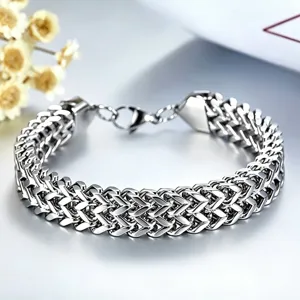 Primer plano de una pulsera de acero de titanio plateado de doble fila para hombre, estilo hip-hop