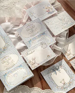 Gros plan de mémos vintage avec dorure à l'or et illustrations de lapin et carrousel