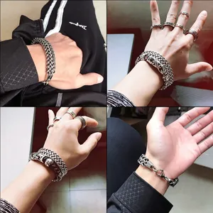 Vista macro detallada de pulsera de cadena cubana de doble hilera de acero titanio en la muñeca