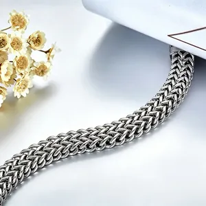 Primer plano de pulsera de cadena de eslabones franco de acero titanio para hombres.