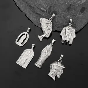 Vue détaillée de pendentifs hip-hop vintage en acier inoxydable aux motifs religieux et égyptiens