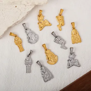 Vista dettagliata dei ciondoli egiziani in acciaio inox con faraone e Nefertiti in oro.